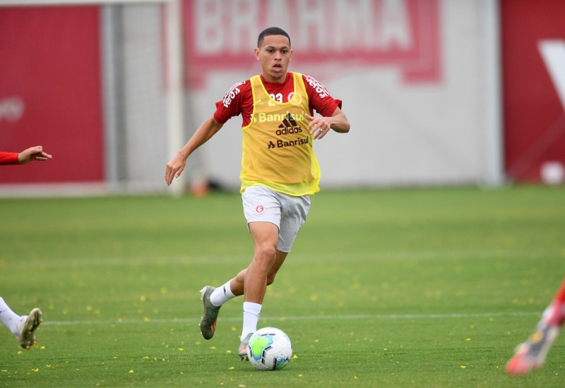 Marcos Guilherme ganhou a preferência de Abel Braga