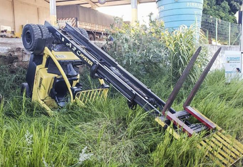 No tombamento de empilhadeira, uma criança sofreu ferimentos e foi socorrida pelos bombeiros