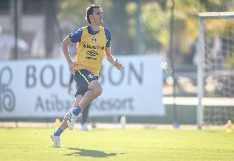 Geromel pode ser novidade no time que enfrenta o Atlético-GO (Foto: Lucas Uebel/Grêmio)