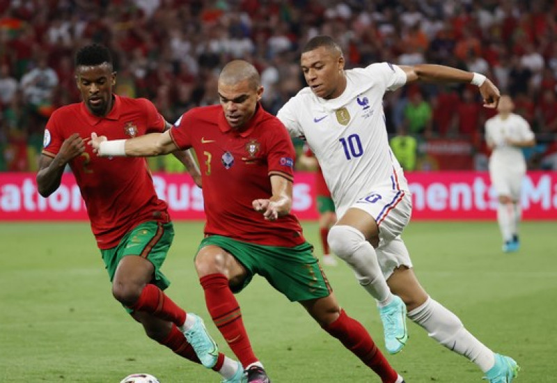 Pepe e Mbappé em ação durante Portugal x França (Foto: Bernadett Szabo/Reuters)