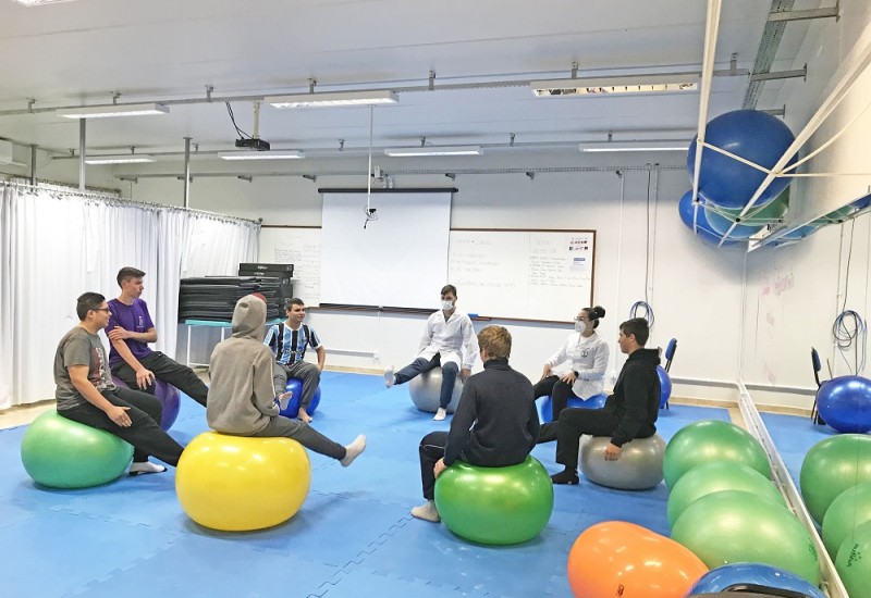 Alunos da Escola Cecília Lotin fizeram exercícios com bola suíça. Fotos: Ascom/Unoesc/Divulgação
