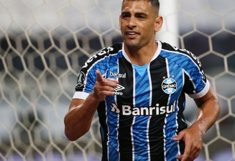 Diego Souza diminuiu o estrago marcando o gol de empate de pênalti