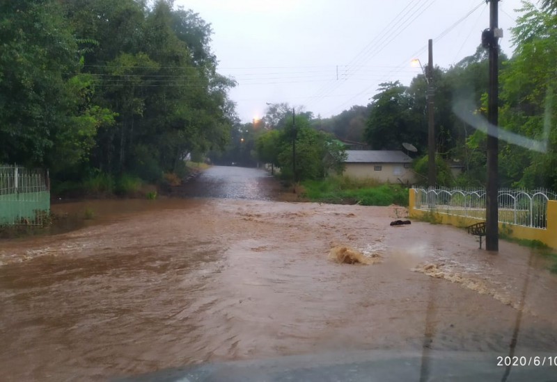 Em Balneário de Pratas-São Carlos, o alagamento chegou a fechar ruas