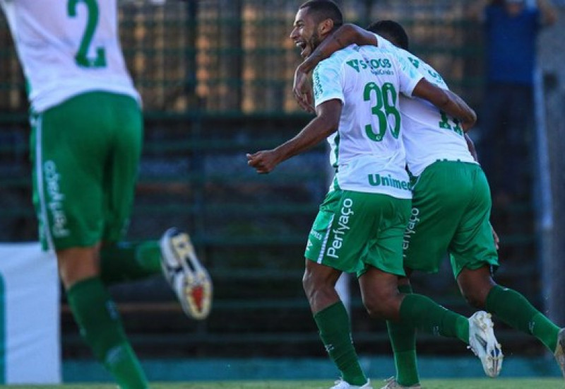 Em Concórdia, Chape leva a melhor no "clássico da linguiça"