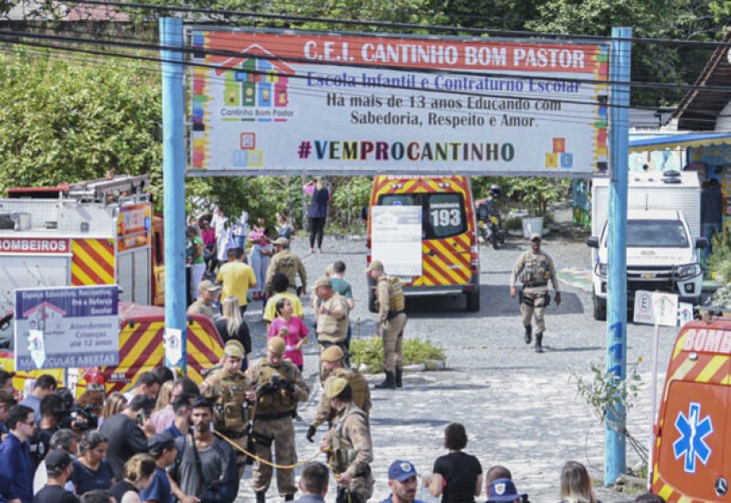 Familiares em frente à creche que sofreu ataque | SÁVIO JAMES/EFE - 05/04/2023 (Divulgação/R7)
