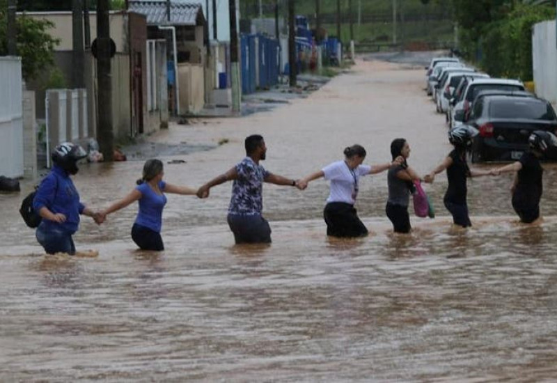 Avenida Osvaldo Reis e ruas transversais estão alagadas (foto: Luiz Carlos Souza)