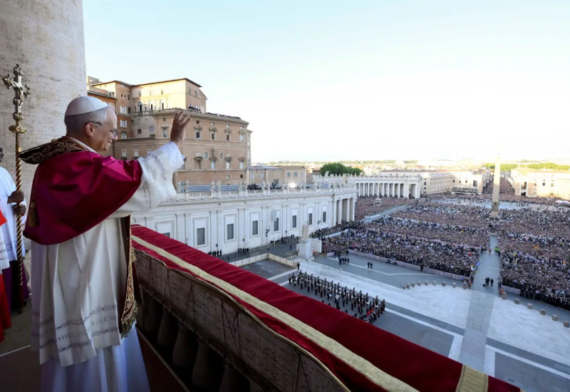 O papa Leão XIV acena para o público em sua primeira aparição aos fiéis no Vaticano — Foto: Francesco Sforza/Vatican