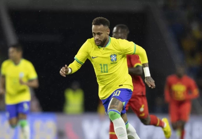 Torcedores com opinião dividida sobre importância de Neymar (Foto: Lucas Figueiredo/CBF)
