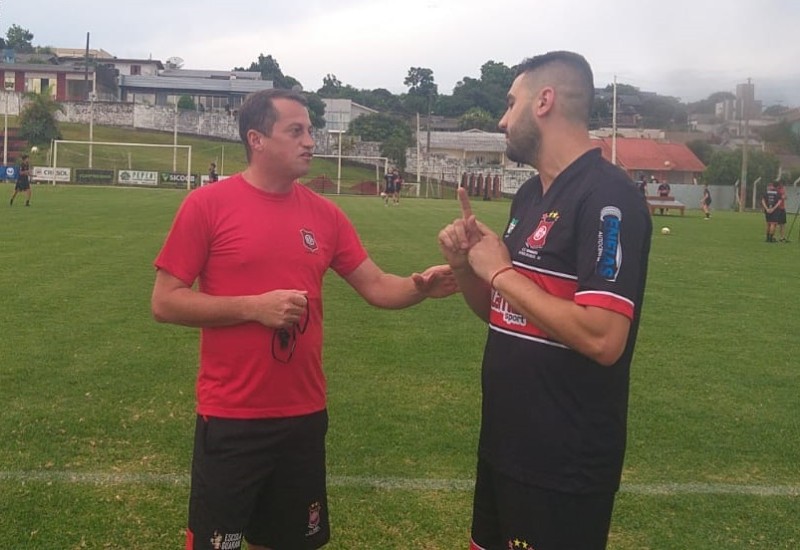 Danrlei (com Zancanaro) é a esperança de gols do Bugre (Foto: Sergio Wathier/JRTV)