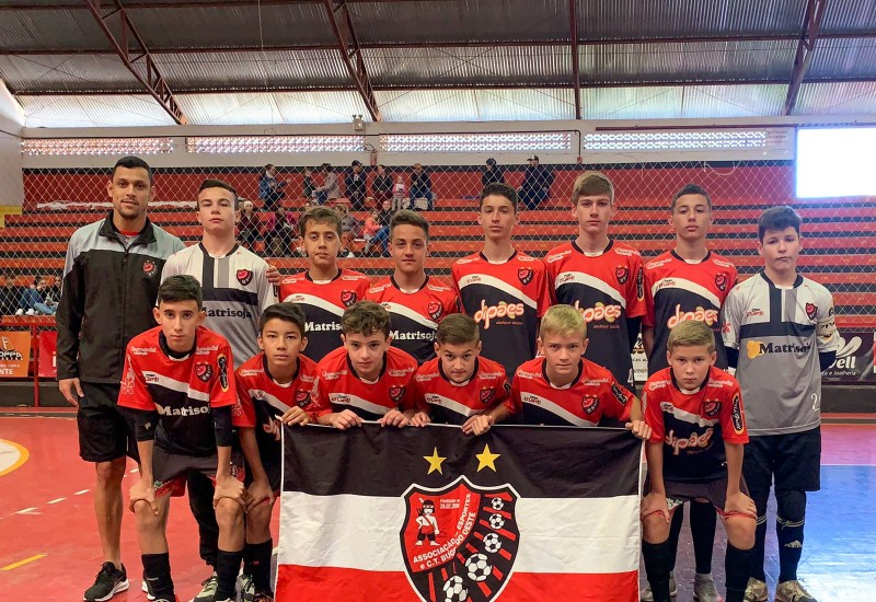 Time Sub 13 que faz brilhante campanha no estadual da LCF (Foto: Bugre do Oeste/Divulgação)