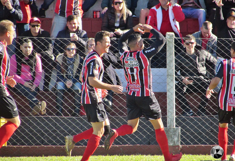 Cometa comemora classificação pra a decisão do Regional (Foto: Cometa/Arquivo)