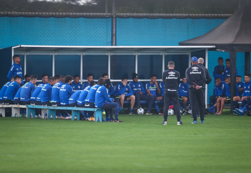 Felipão reuniu grupo do Grêmio para pedir clima de decisão no jogo contra o Corinthians (Foto: Lucas Uebel/Grêmio)