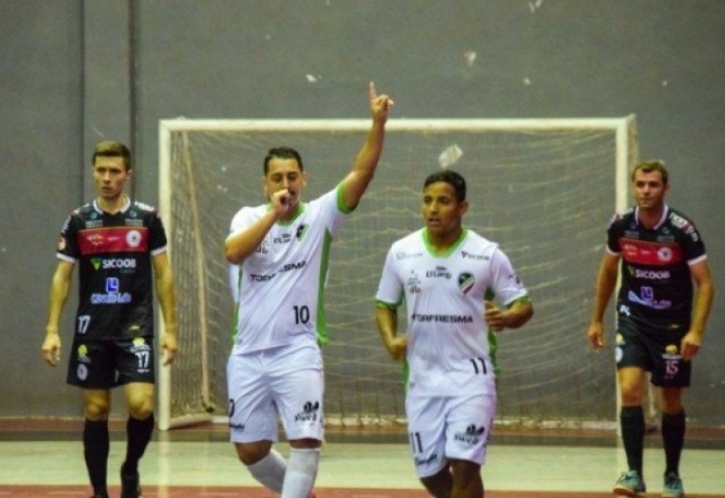 Gabi comemora o gol que abriu o caminho da vitória do SMF/JG (Foto: Rede Peperi)