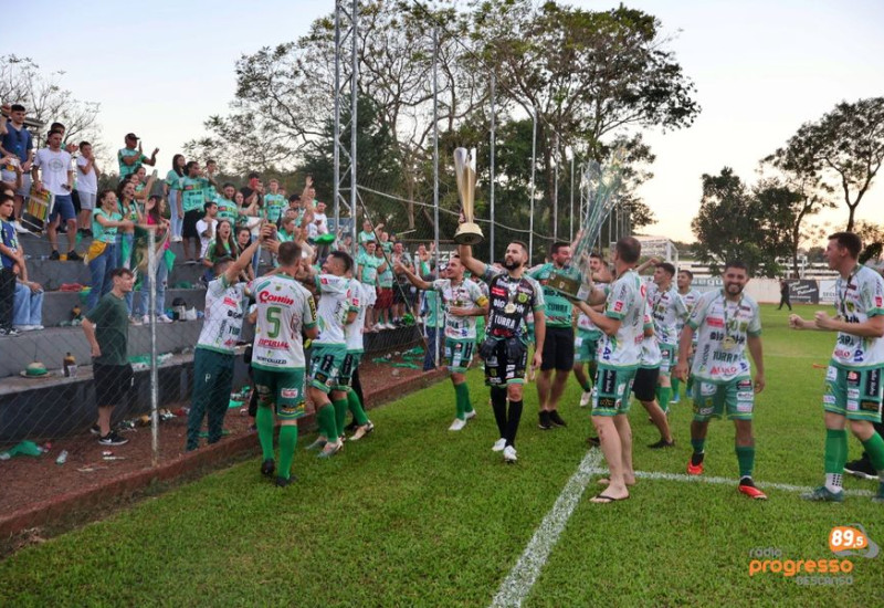 Josué, mesmo no sacrifício, mais uma vez foi brilhante. Com a taça, festeja junto à torcida (Foto: Rádio Progresso FM)