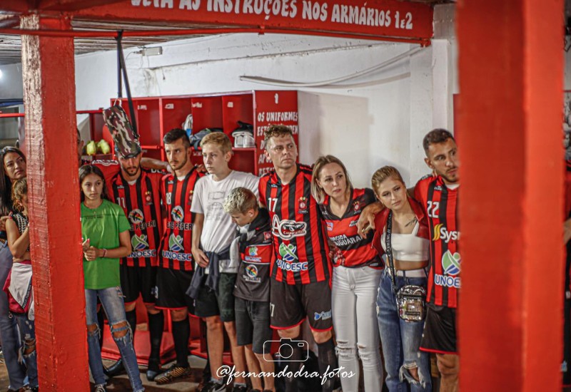 Momentos antes de entrar em campo, o apoio dos familiares (Foto: @fernandodra.fotos)