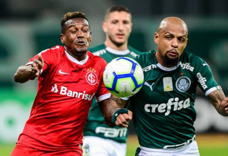 Edenilson disputa lance com Felipe Melo (Foto: Renato Pizzutto/BP Filmes)