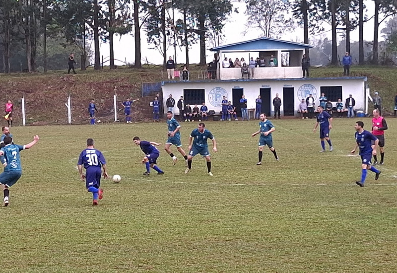 Cruzinhas e Guamerim fizeram  um jogo bastante equilibrado (Foto: Stenio Wathier/JRTV)