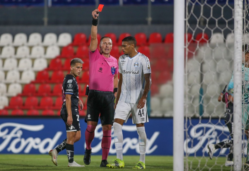 Do céu ao inferno: Ruan comete pênalti e é expulso