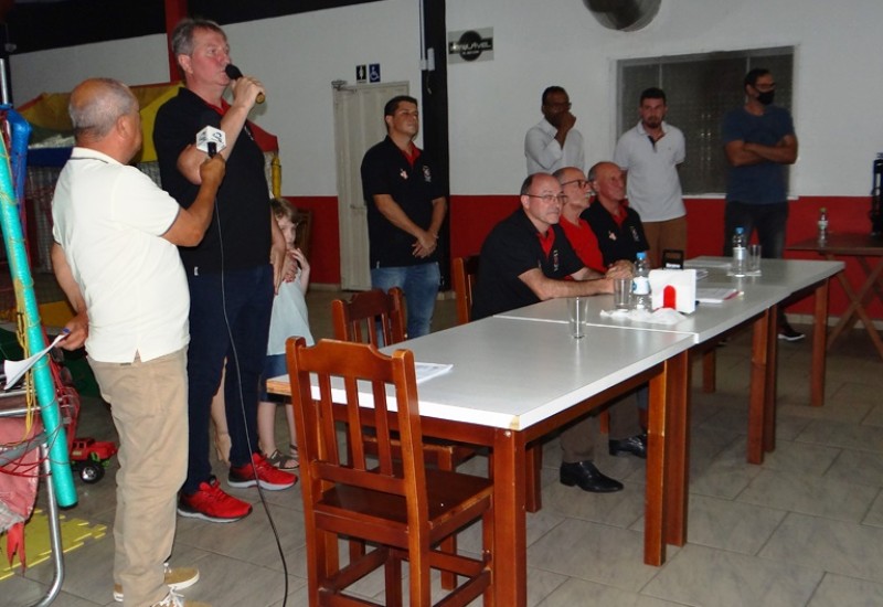 Itamar Schons está sendo no mínimo prudente ao frear o projeto do futebol profissional bugrino (Foto: Vinicios Ortiz/Guarani)