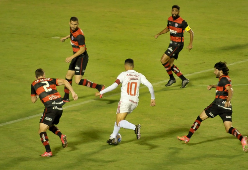 Bem marcado, Thaison teve uma atuação discreta Foto: Jhony Pinho/AGIF