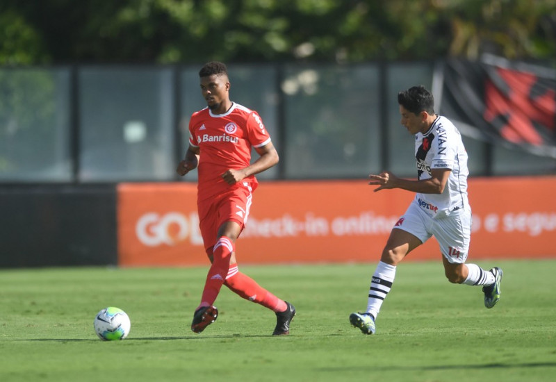 Lucas Ribeiro deve reassumir de titular na zaga do Inter (Foto: Ricardo Duarte/Divulgação Inter)