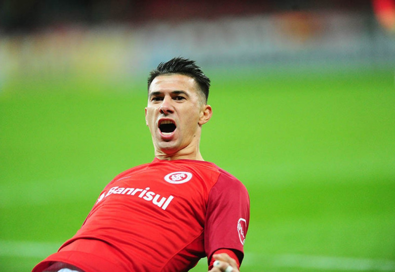 Cuesta tem segurado o rojão lá atrás, mas zaga colorada tem falhado demais