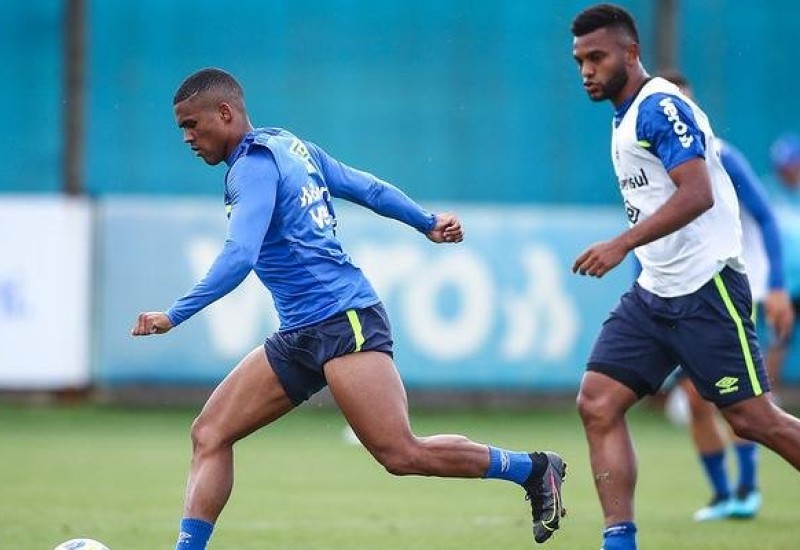 Após polêmica, Douglas Costa enfrenta Atlético-MG (Foto: Lucas Uebel / Grêmio / Divulgação)