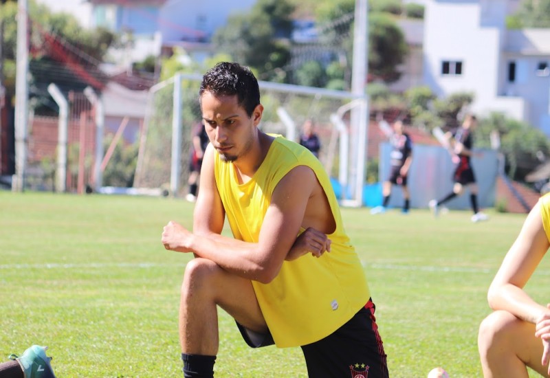 Fernando ganha nova função no meio de campo do Bugre (Foto: Luis Bataglin/Guarani)