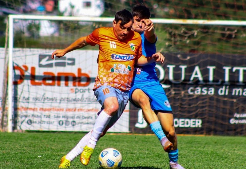 Os anos passam, mas Luizinho mantém a escrita. Caiu pra ele dentro da área, é rede (Foto: Luiz Bataglin)