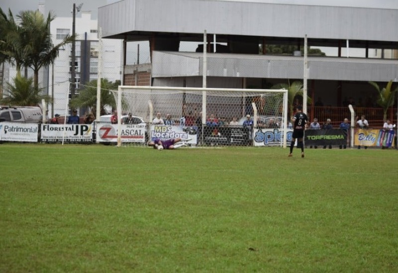 Chocolate defendendo o pênalti cobrado por Léo Barreto (Foto: Marcos Meller/Peperi)