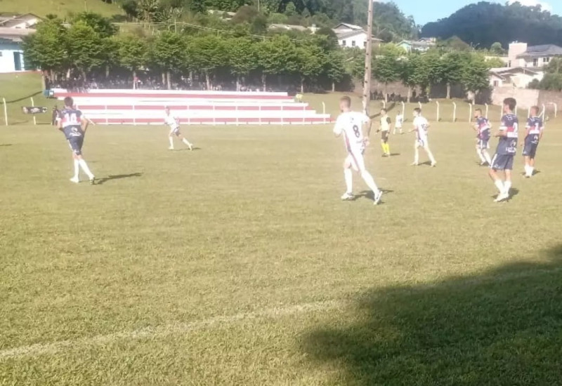 Técnico Rudi quer mais rapidez no setor de criação (Foto: Ascom/Guarani)