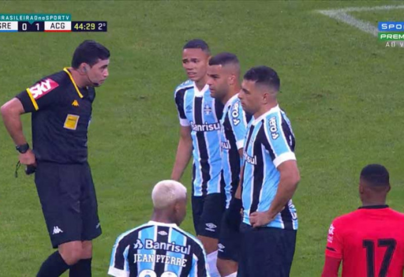 Geêmio transformou-se num time intranquilo e sem organização (Imagem: Reprodução/Premiere)