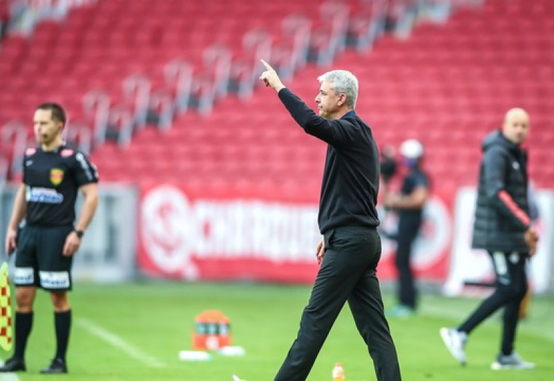 Tiago Nunes dá sequência às vitórias que o Grêmio vinha tendo com Renato em Grenais