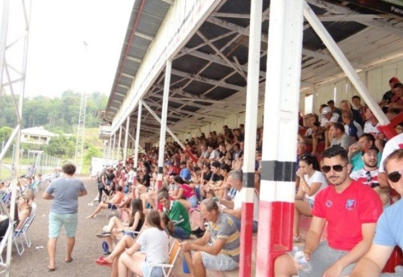 Torcedores de Aliança e Guarani deram espetáculo no clássico de domingo (Foto: Portal Peperi)
