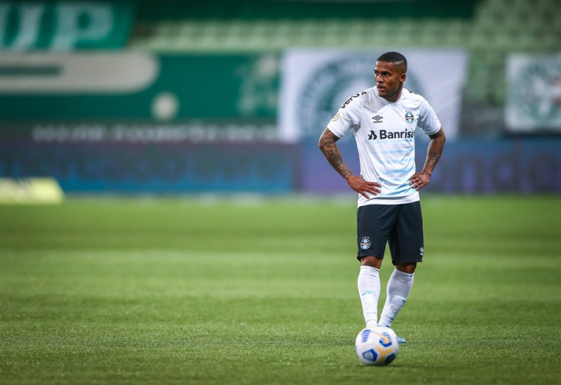 Douglas Costa ainda não sentiu o gosto de uma vitória com a camisa tricolor (Foto: Lucas Uebel/Grêmio)