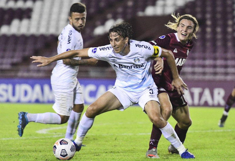 Com Geromel, zaga ganhou mais poder de marcação ( Foto: Staff image/Conmebol)