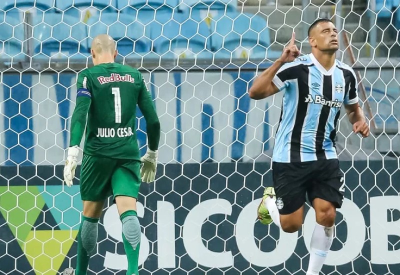 Diego Souza bateu mal o pênalti, mas fez o gol no rebote (Foto: Pedro H. Tesch/AGIF)