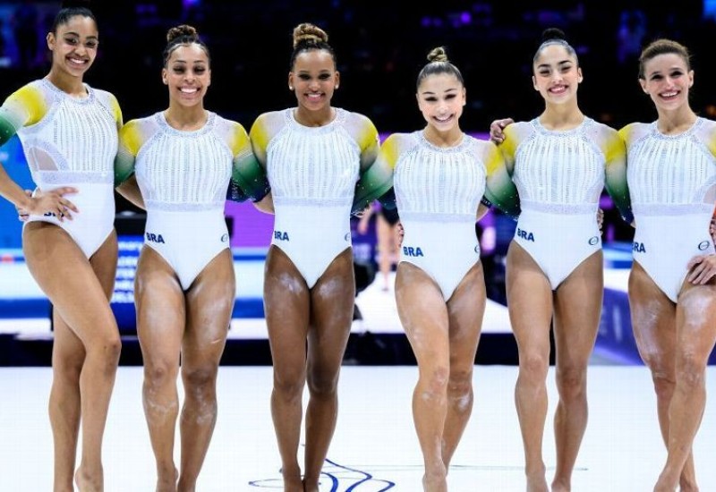 Lorrane Oliveira, Flavia Saraiva, Rebeca Andrade, Jade Barbosa e Julia Soares posam para foto no Mundial de ginástica Getty Images