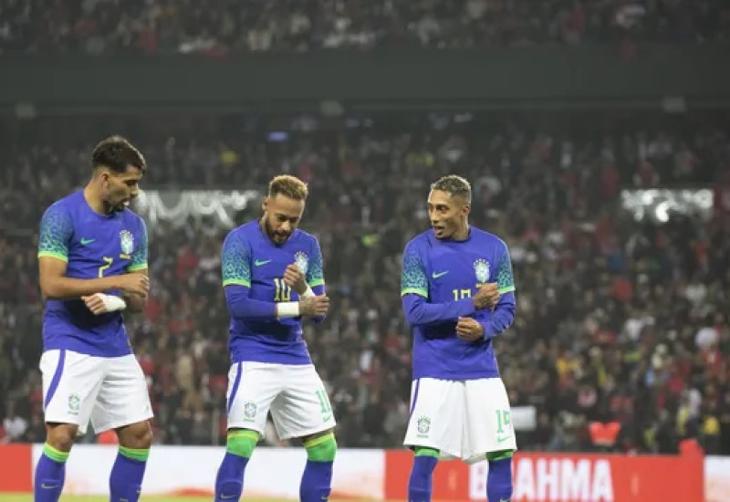 Lucas Paquetá, Neymar e Raphinha comemoram um dos gols do Brasil sobre a Tunísia (Foto: Lucas Figueiredo/CBF)