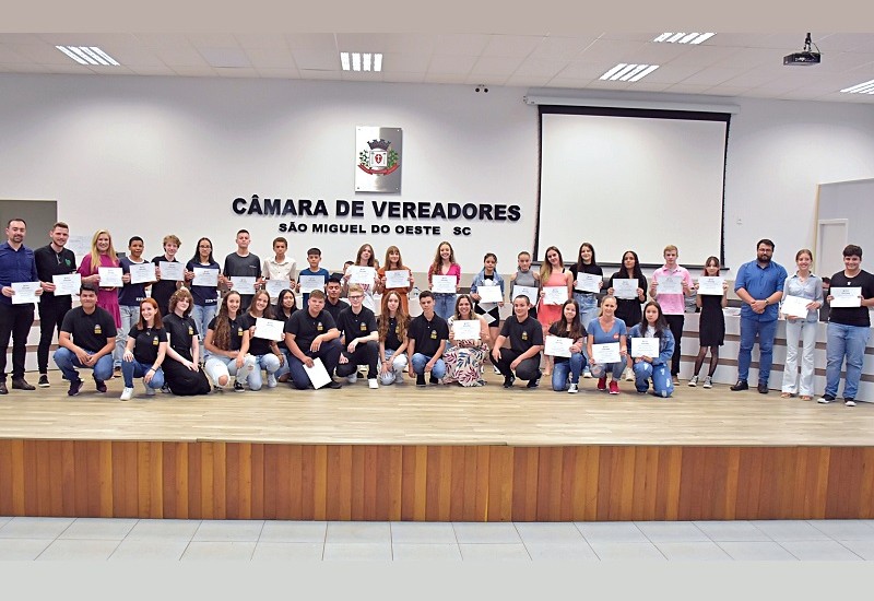 Vereadores mirins eleitos receberam o diploma das mãos dos vereadores padrinhos | Foto: Tiarajú Goldschmidt/Câmara de Vereadores