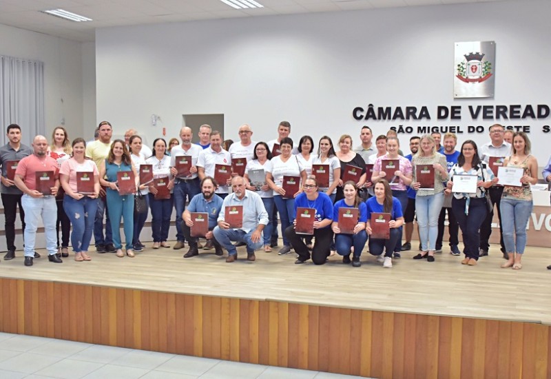 Doadores de sangue presentes na sessão receberam cópia da moção de aplauso | Foto: Tiarajú Goldschmidt/Câmara de Vereadores