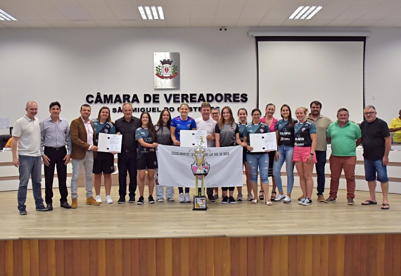 Atletas e diretoria do Gol de Bico receberam homenagem na Câmara | Foto: Tiarajú Goldschmidt/Câmara de Vereadores