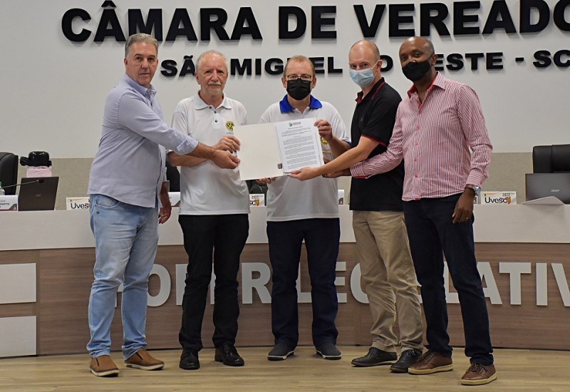 Moção foi entregue a membros do clube de serviço. Foto: Tiarajú Goldschmidt/Câmara de Vereadores