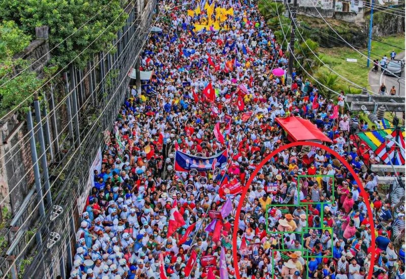 Detalhes de imagens duplicadas em foto publicada pela assessoria de Lula — Foto: Reprodução/ Twitter