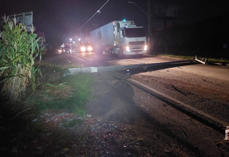 O poste foi parar sobre a via pública devido a força do impacto (Foto: Marcos Lewe/103 FM)