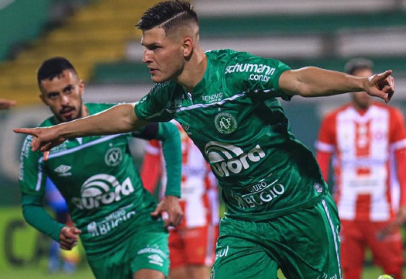 Perotti, goleador do campeonato, garantiu a classificação da Chapecoense