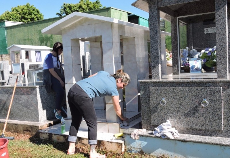 Muia gente está antecipando a limpeza dos jazigos para o Dia de Finados