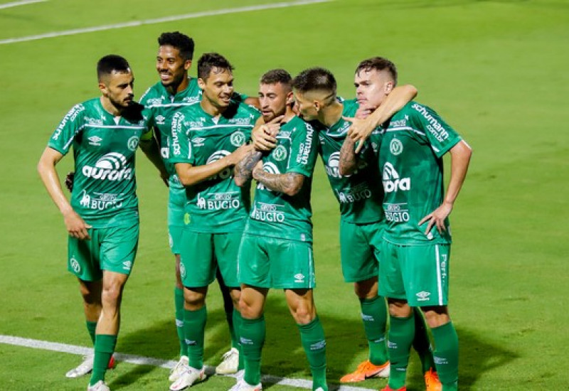 Jogadores comemoram volta à Série A em 2021