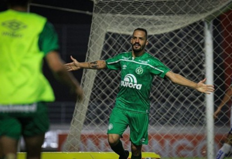 Chape vence mais uma e se distancia na liderança