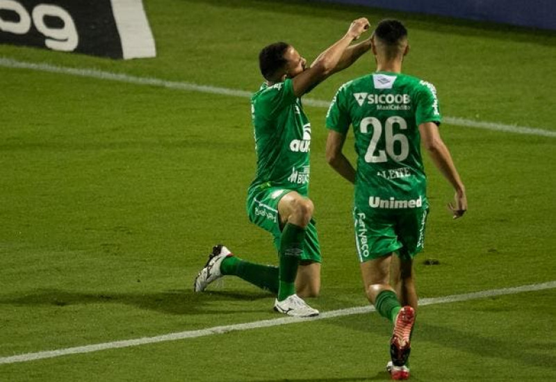 Com dois gols e uma assistência, Anselmo Ramon foi o herói da conquista chapecoense